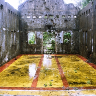 De overblijfselen van een door de Vietnamoorlog verwoeste katholieke kerk in de provincie Quang Tri