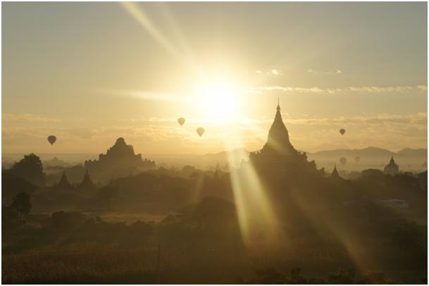 Magische zonsopgang in Bagan